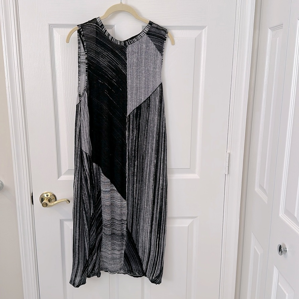 Black & White Sleeveless Knit Dress with Black Full Slip Size Large by Nic & Zoe